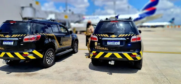 viaturas da polícia federal no aeroporto
