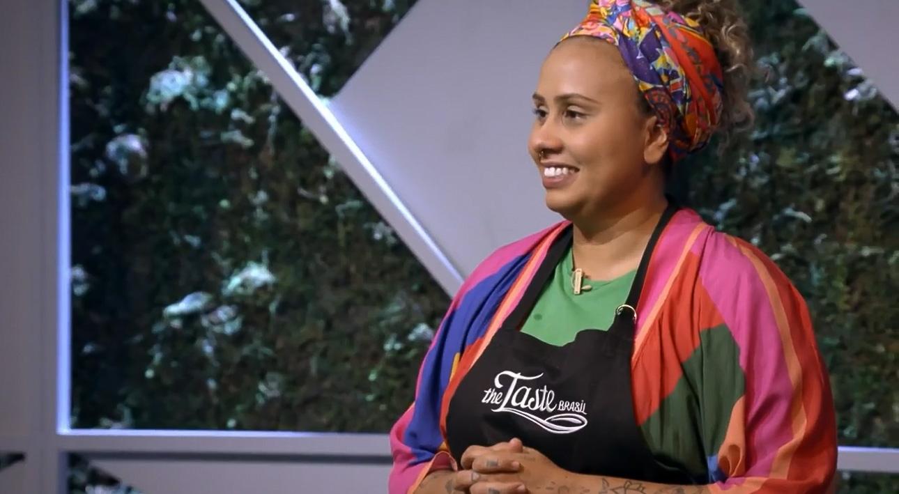 cearense marina araújo com avental do the taste brasil, durante o primeiro episódio do programa