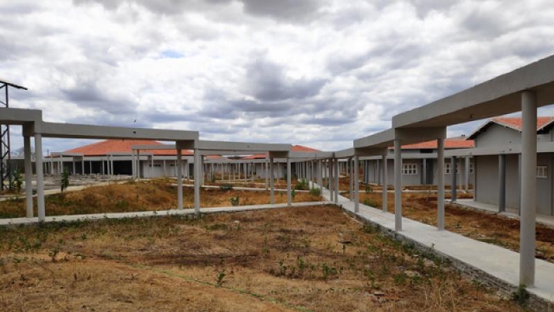 Escola Rural no município de Santa Quitéria, com obra paralisada, é uma das que serão retomadas após repactuação