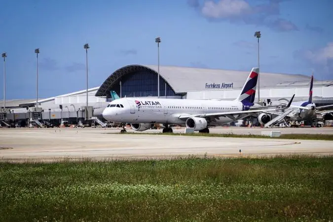 avião da latam no aeroporto de fortaleza