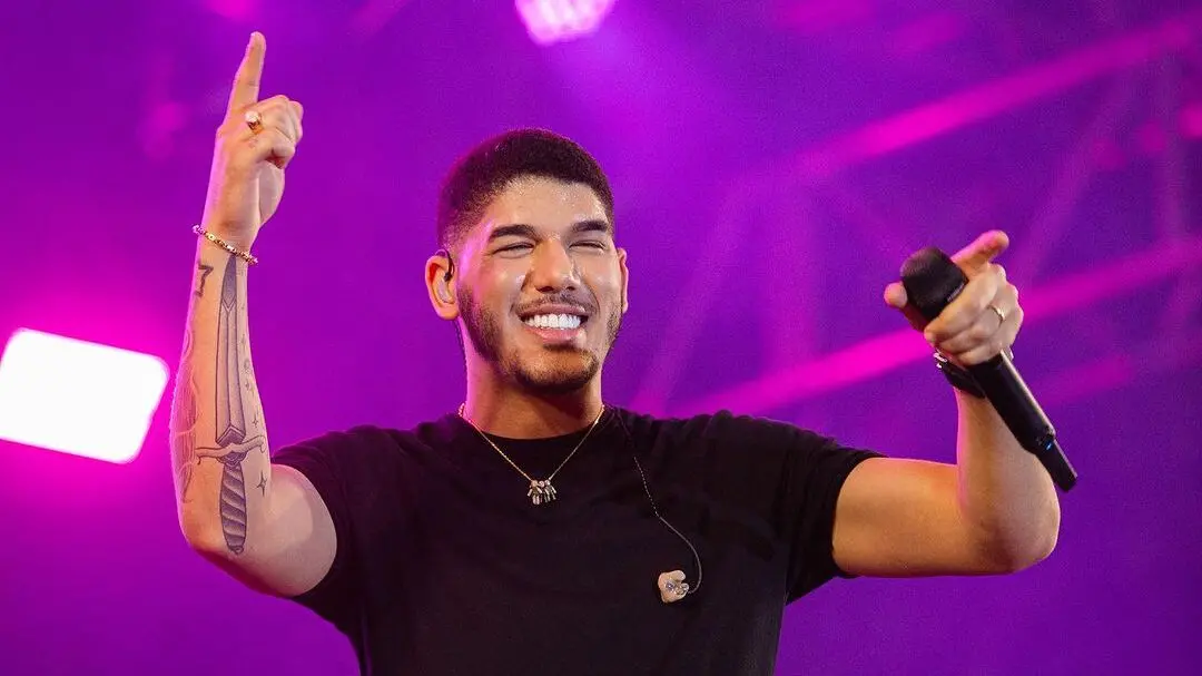 Cantor vive rotina entre shows e cuidados com o filho