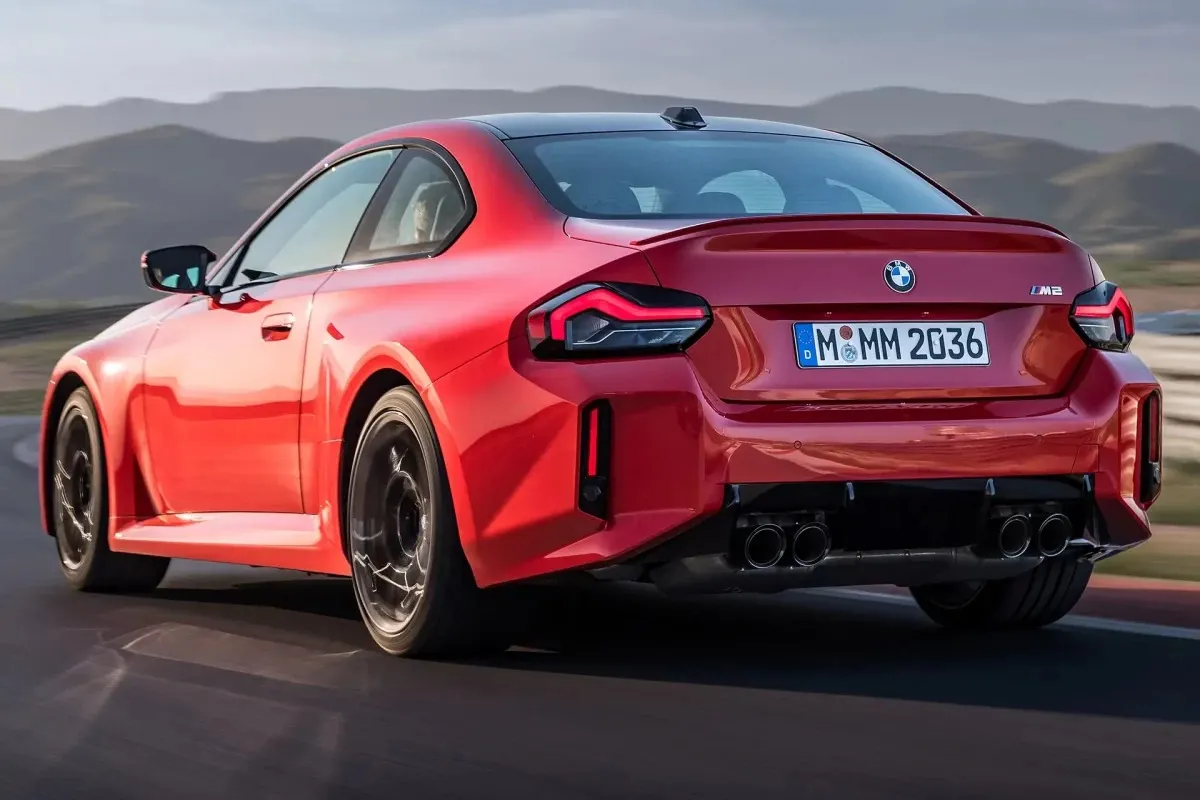 Modelo conta com BMW Operating System 8, que simplifica o funcionamento do veículo por comandos de voz e tela touch