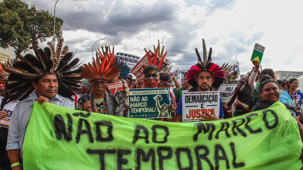 Imagem de protesto de indígenas contra marco temporal em Brasília
