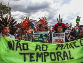 Imagem de protesto de indígenas contra marco temporal em Brasília