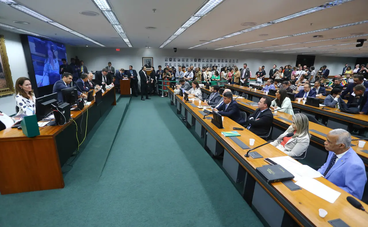 Imagem mostra sessão da Comissão de Previdência, Assistência Social, Infância, Adolescência e Família, da Câmara dos Deputados, realizada em 27 de setembro de 2023. Comissão da Câmara dos Deputados adia votação de projeto que proíbe casamento homoafetivo