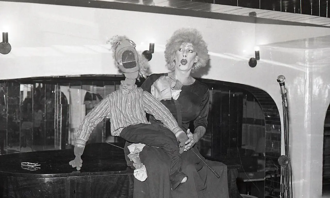 Em foto de 1991, humorista Paulo Diógenes dá vida a personagem Raimundinha, uma das mais conhecidas do humor cearense