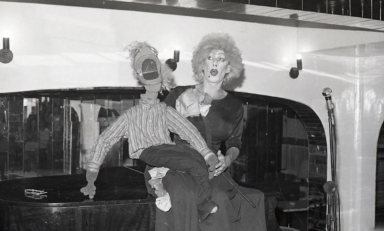 Em foto de 1991, humorista Paulo Diógenes dá vida a personagem Raimundinha, uma das mais conhecidas do humor cearense