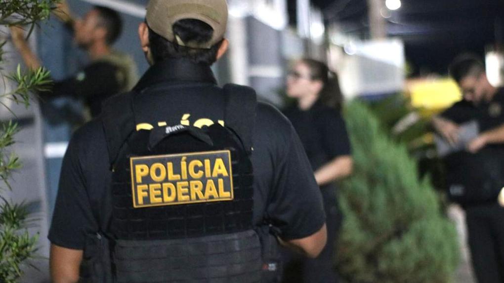 Imagem mostra três agentes da Polícia Federal em serviço. PF combate esquema de venda de anabolizantes no Ceará e outros cinco estados