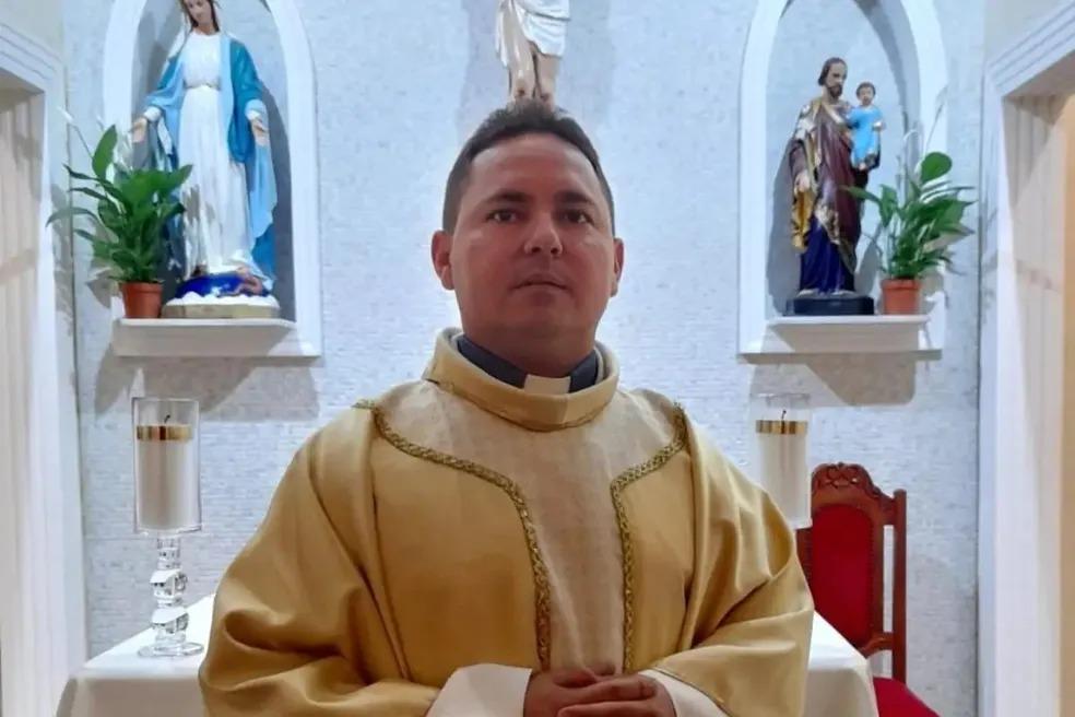 O padre é um homem branco e de cabelo liso, curto