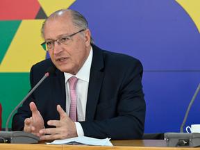 Geraldo Alckmin, que vem ao Ceará em visita oficial, falando em microfone