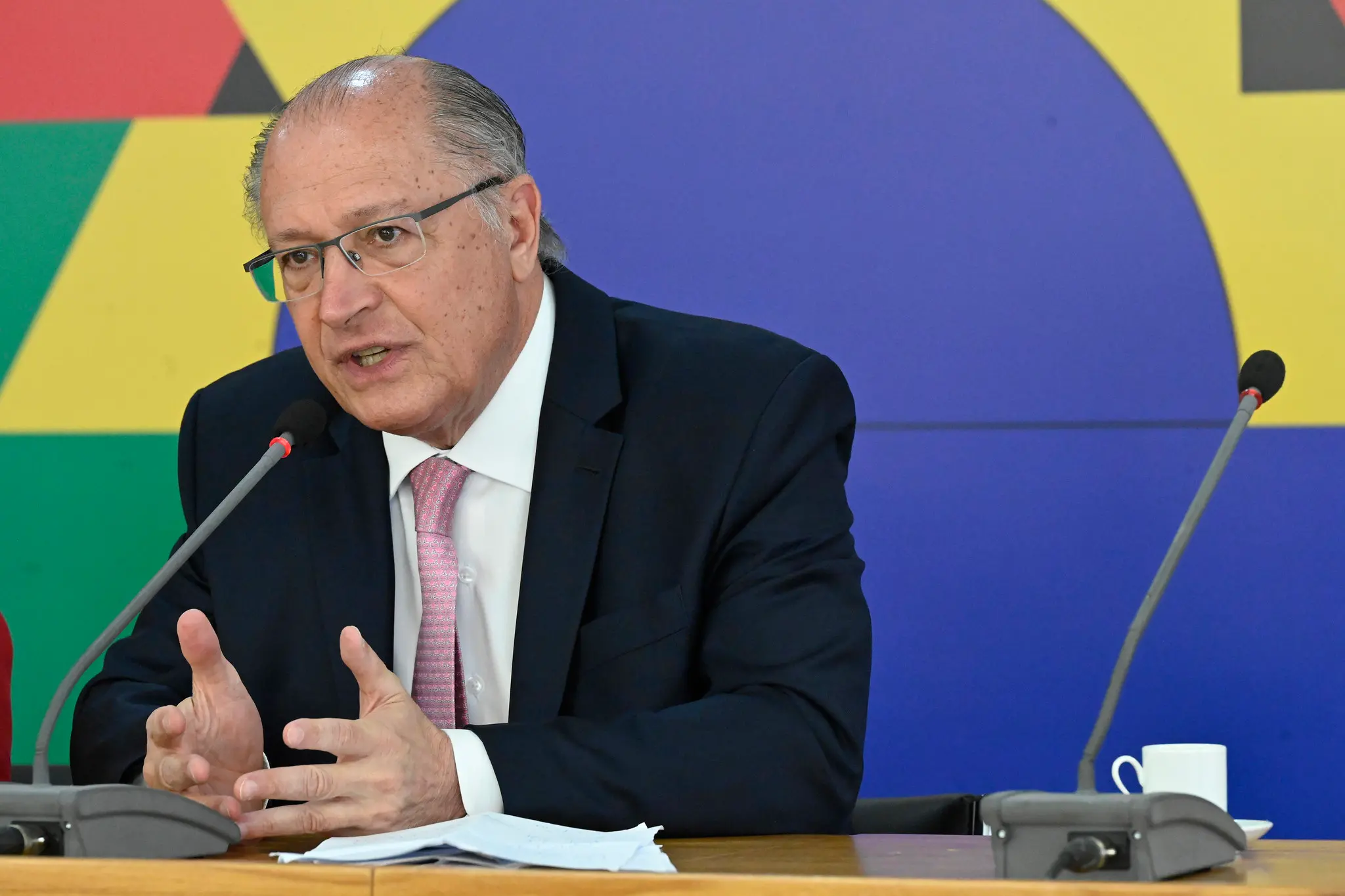 Geraldo Alckmin, que vem ao Ceará em visita oficial, falando em microfone