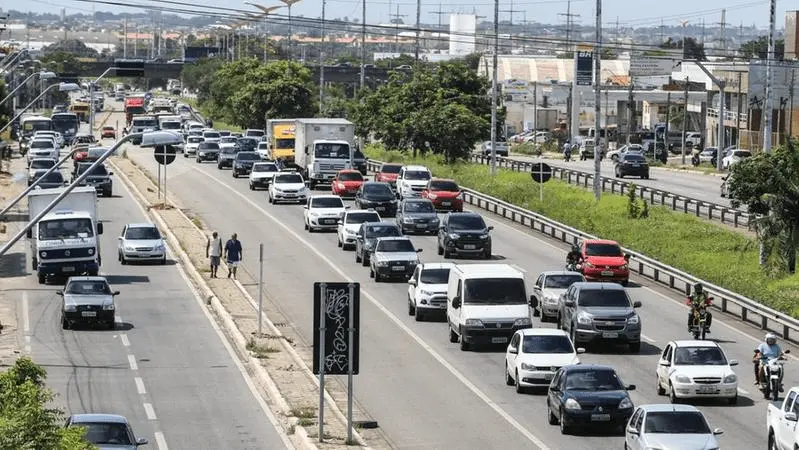 Carros em engarrafamento na BR-116, no Ceará