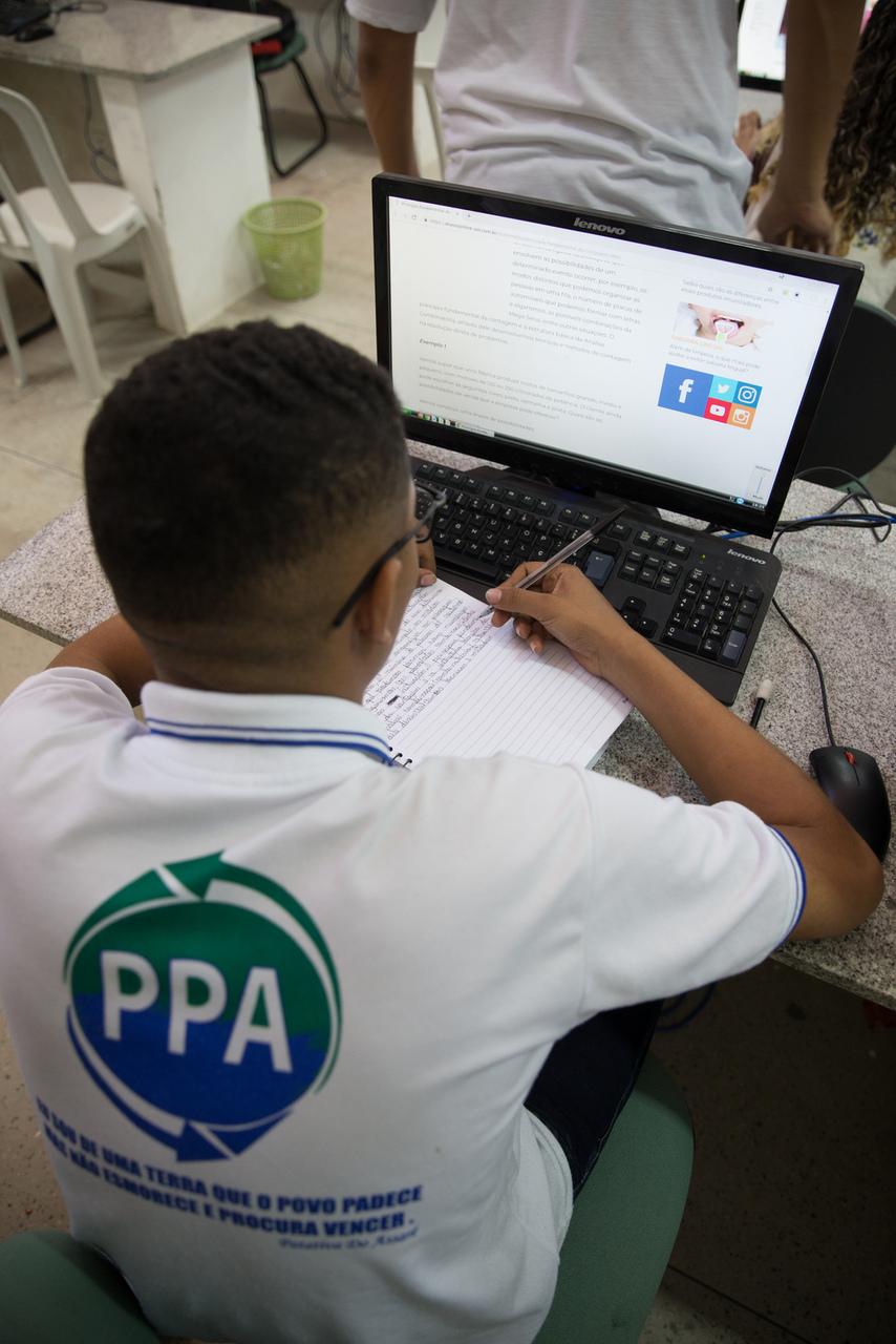 Jovem usando computador