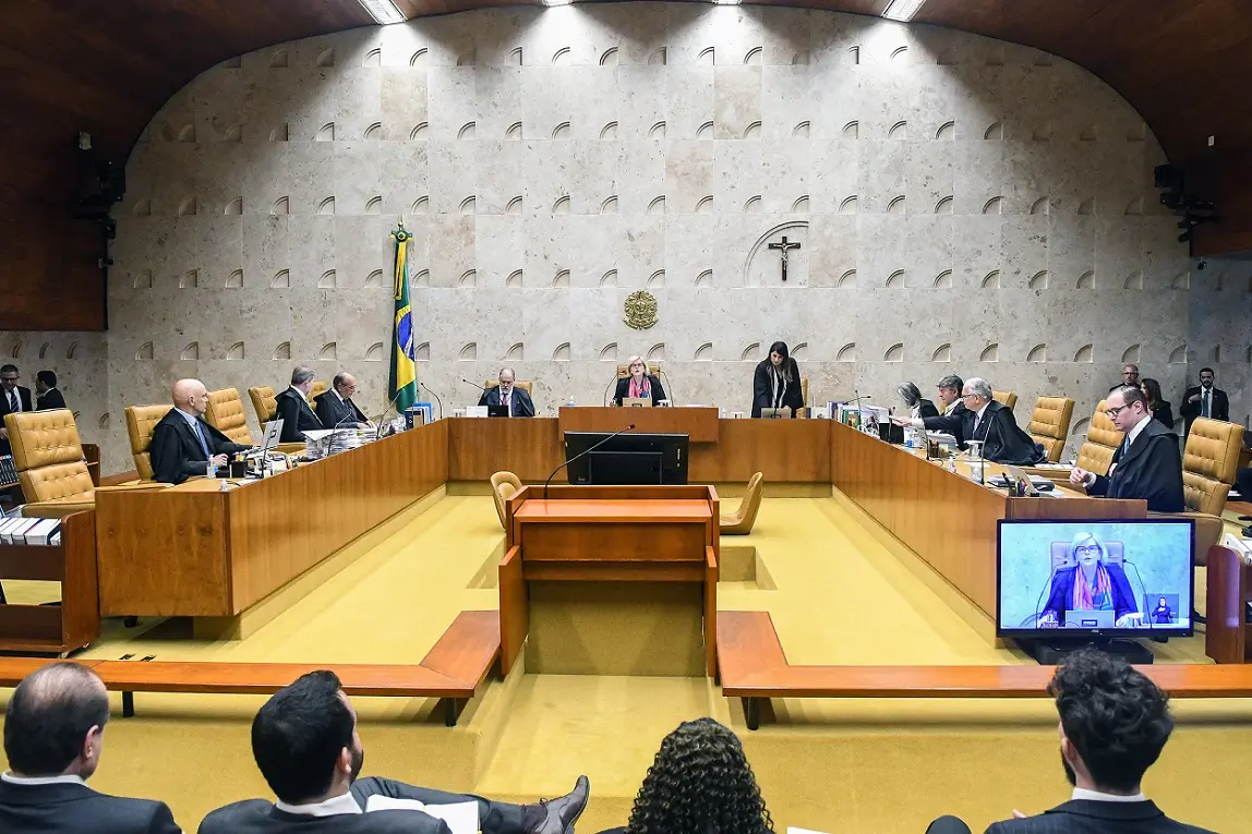 Ministros durante a sessão plenária do STF