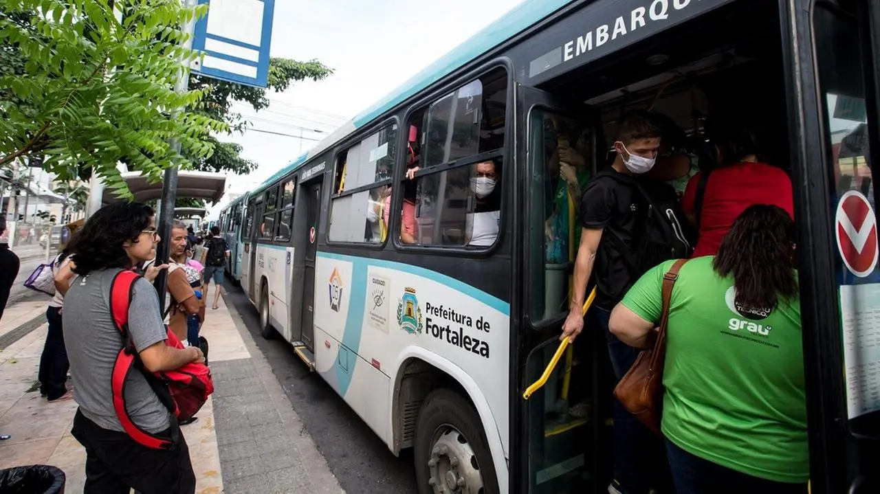 Passageiros aguardam ônibus em parada