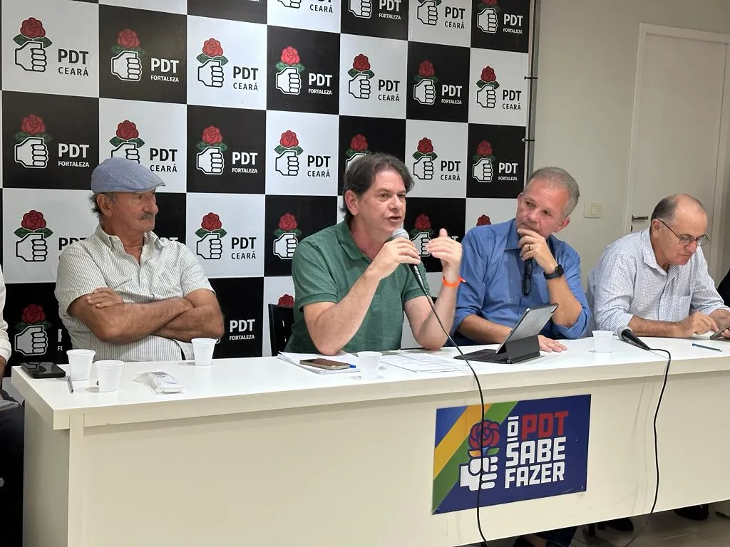 Cid Gomes, André Figueiredo e outros filiados na reunião do PDT Ceará.
