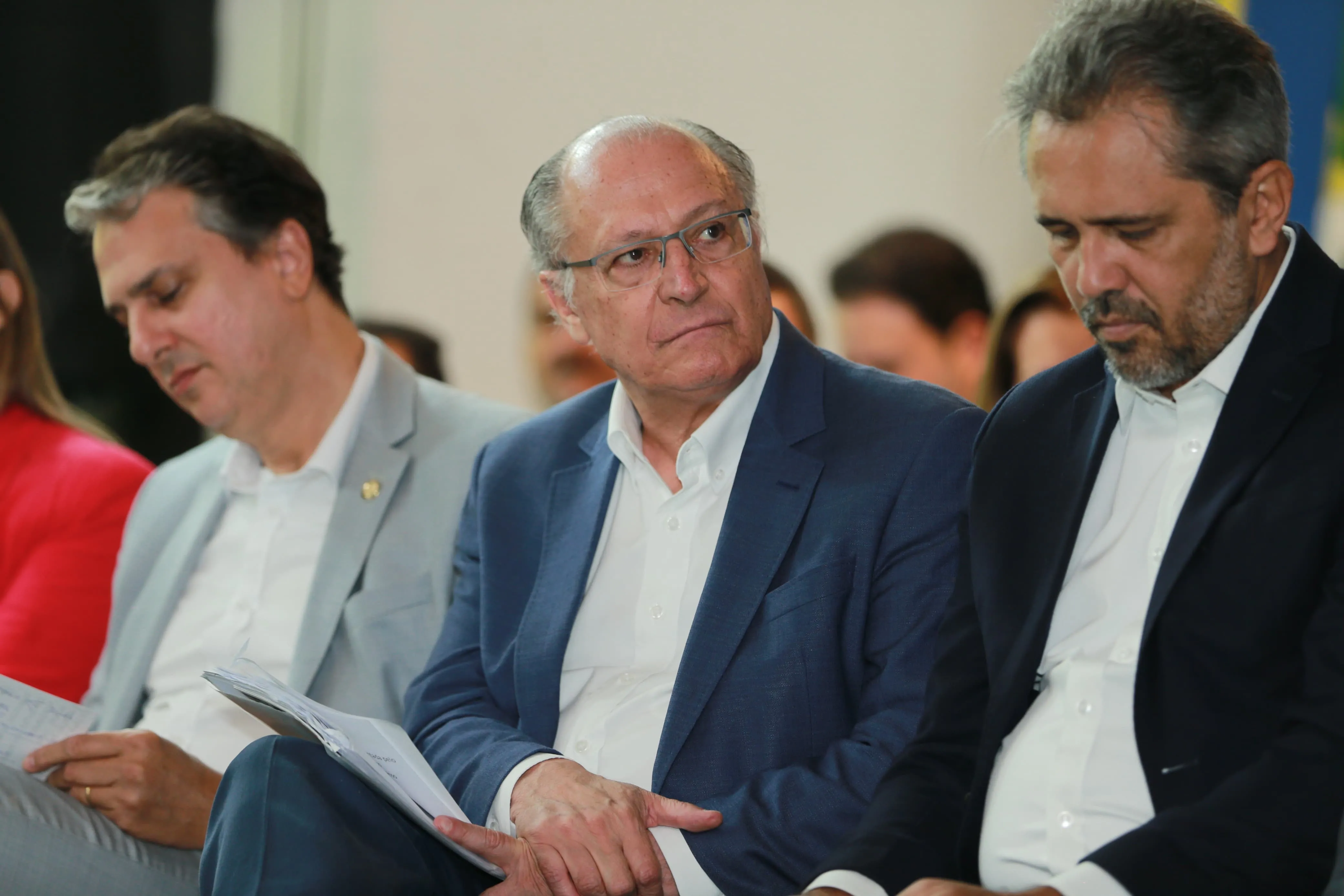 Geraldo Alckmin entre o ministro da Educação, Camilo Santana, e o governador do Ceará, Elmano de Freitas, durante a Exporta Mais Brasil