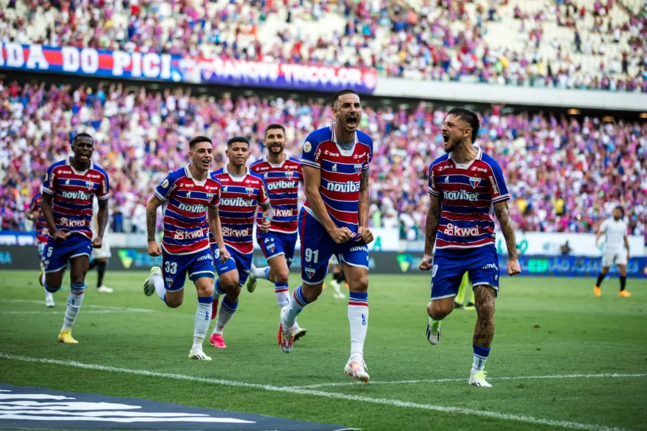 Galhardo comemora gol contra o Grêmio