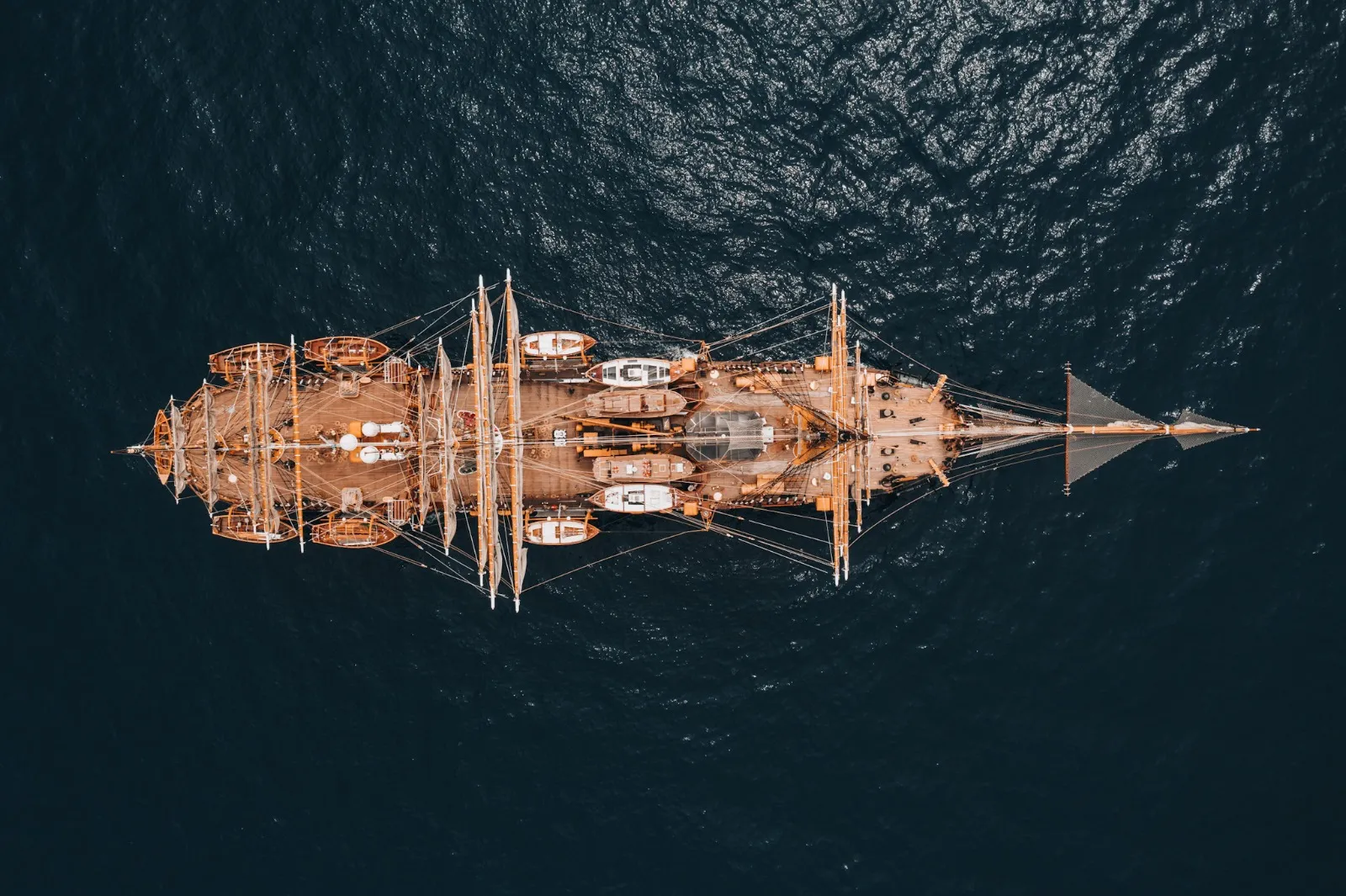 Navio Amerigo Vespucci tem mais de 100 metros de comprimento