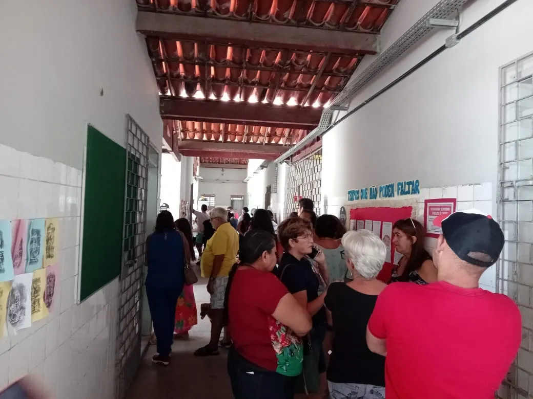Na Escola Municipal Maria Viviane Benevides Gouveia, no bairro Manoel Sátiro, havia filas, mas o tempo médio para votar era de cinco minutos