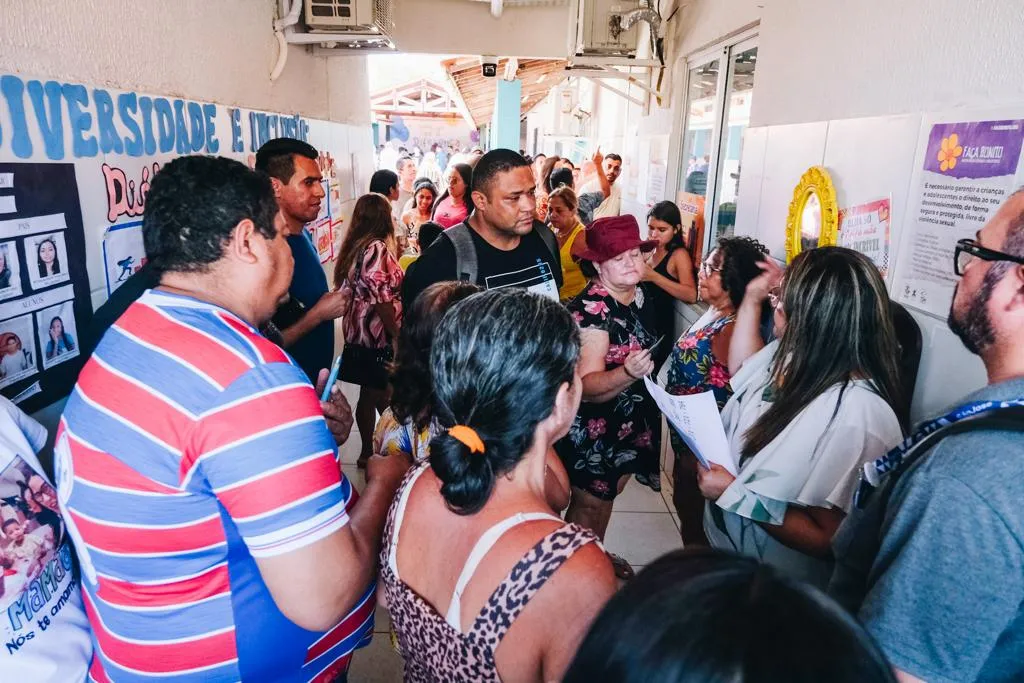 Escola Municipal José Dias Macedo, no Meireles, estava lotada por volta das 11 horas