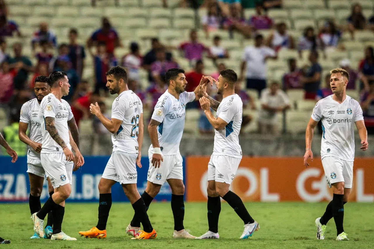 Atacante ao lado de seus companheiros na partida contra o Fortaleza pelo Brasileirão.