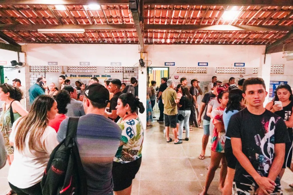Na  Escola Municipal Casimiro José de Lima Filho, eleitores registram longas filas
