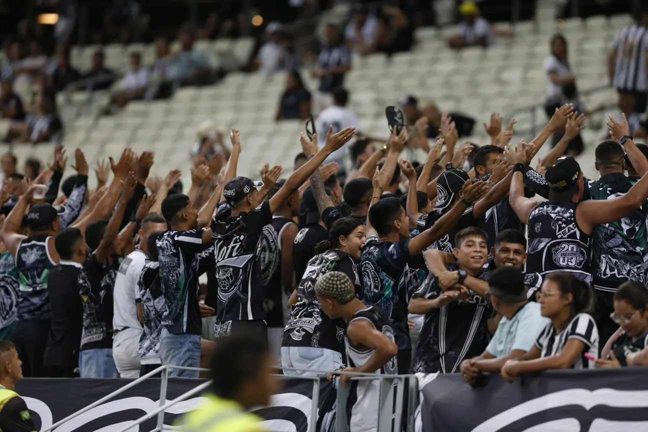 Torcida do Ceará faz protesto durante jogo no Castelão pela Série B do Brasileiro