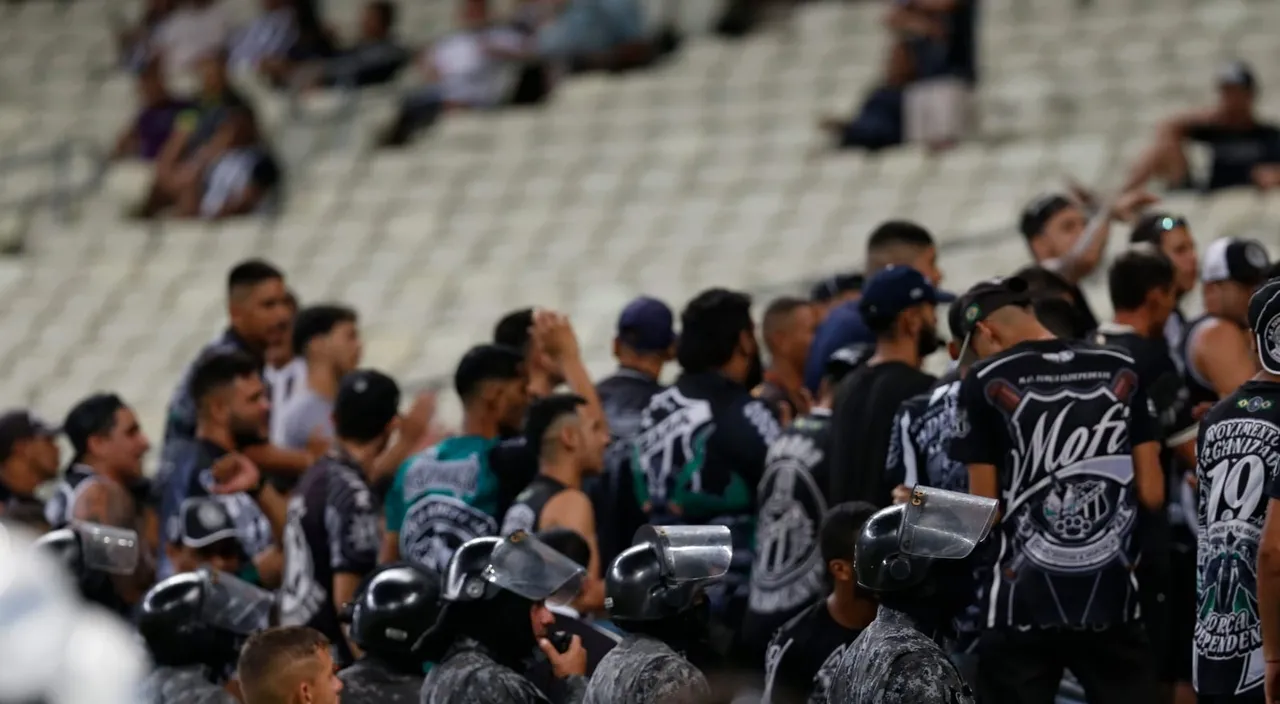Torcida fica de costas para o gramado em protesto
