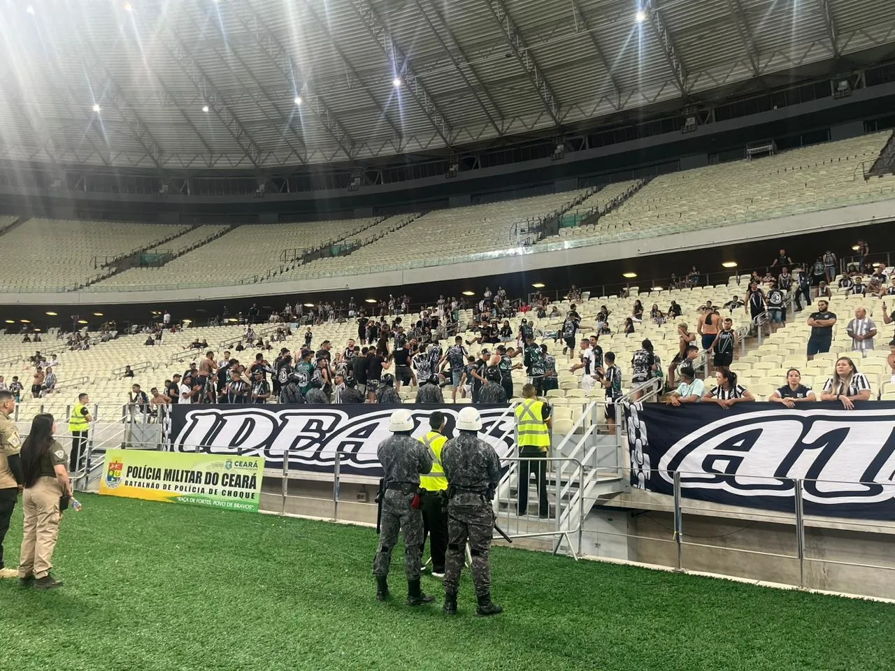 Torcida do Ceará faz protesto contra a diretoria após mais uma derrota do time na Série B