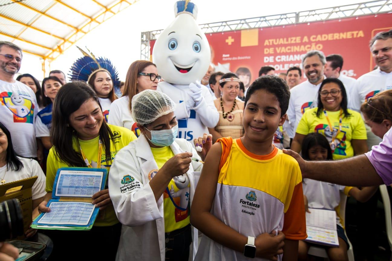 Estudante da rede pública recebe vacina no braço