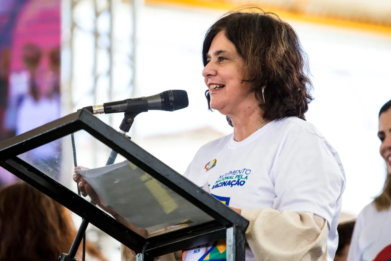 Ministra Nísia Trindade é uma mulher branca, de cabelo curto