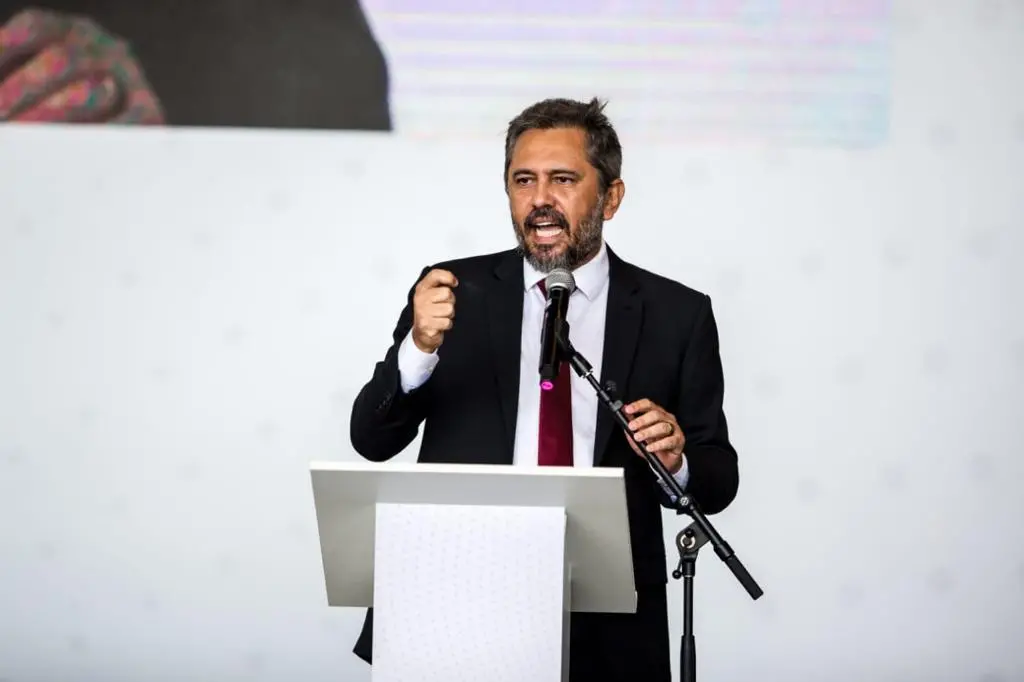 Governador Elmano discursando