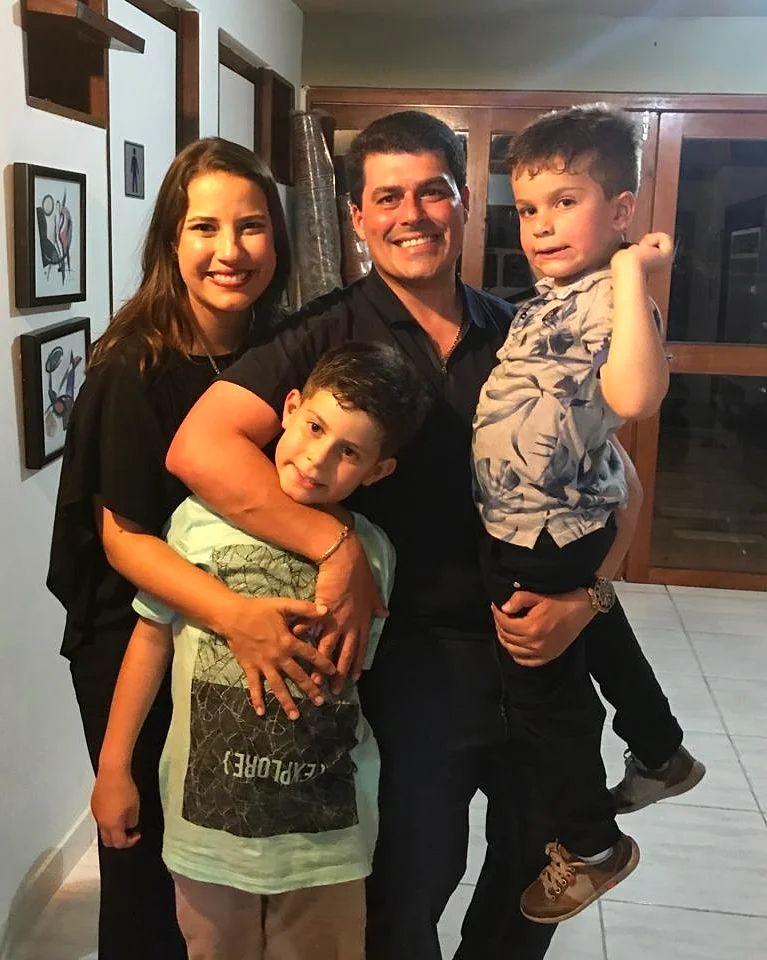 Raquel Lyra com marido e filhos