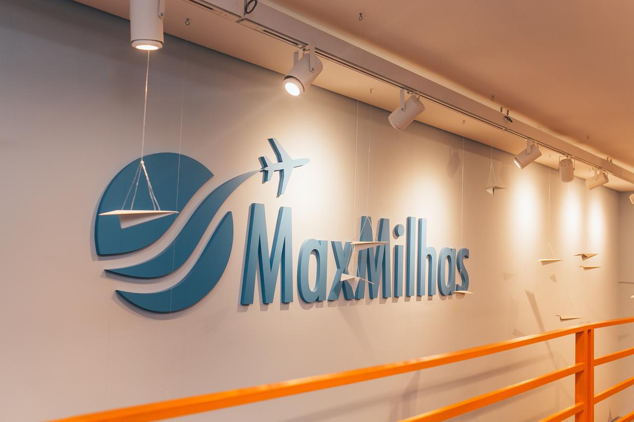 logo da maxmilhas
