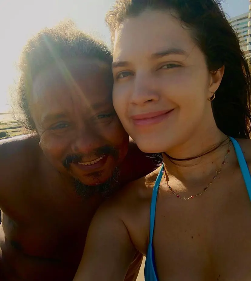 selfie de chico césar com a namorada Larissa Carvalho Furtado
