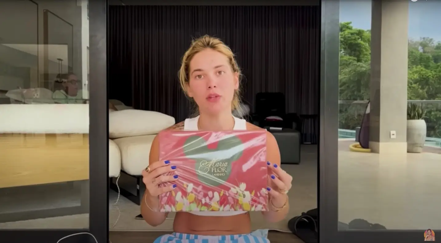 virginia segurando cartão de aniversário de maria flor