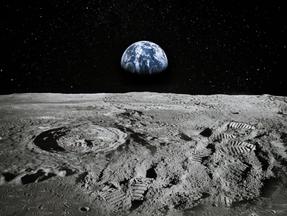 superfície da lua com terra ao fundo