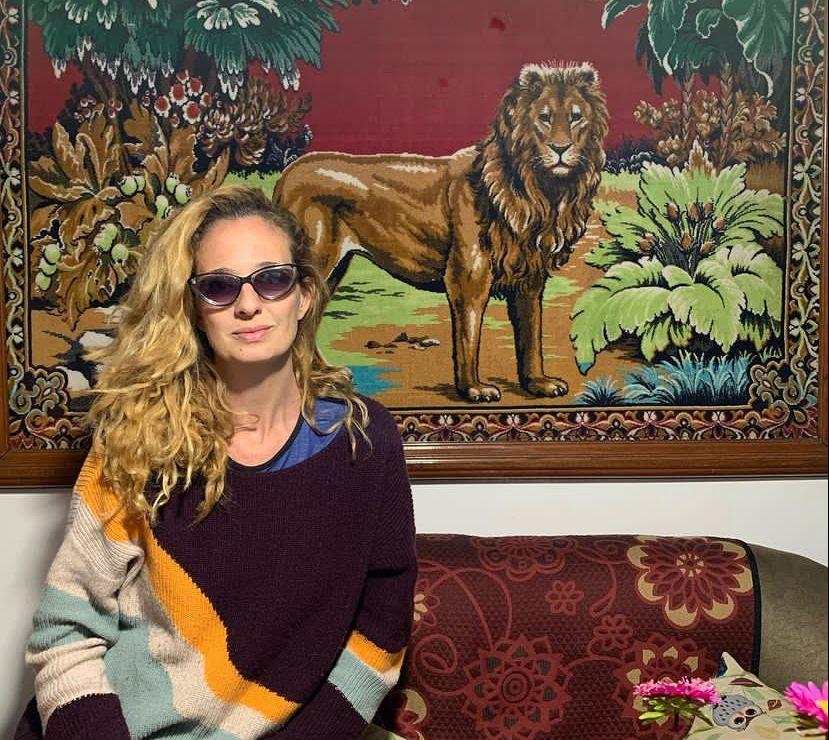 Letrux é uma mulher branca e de cabelos loiros grandes e ondulados