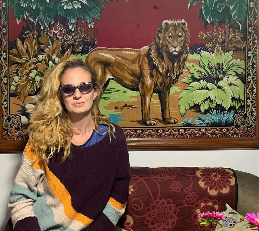 Letrux é uma mulher branca e de cabelos loiros grandes e ondulados