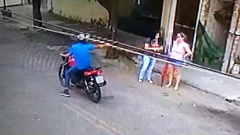 Print de vídeo em que mãe e filha são baleadas no bairro Vila Peri