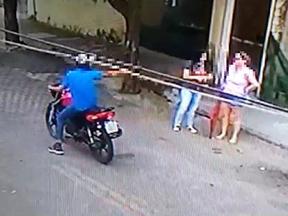Print de vídeo em que mãe e filha são baleadas no bairro Vila Peri