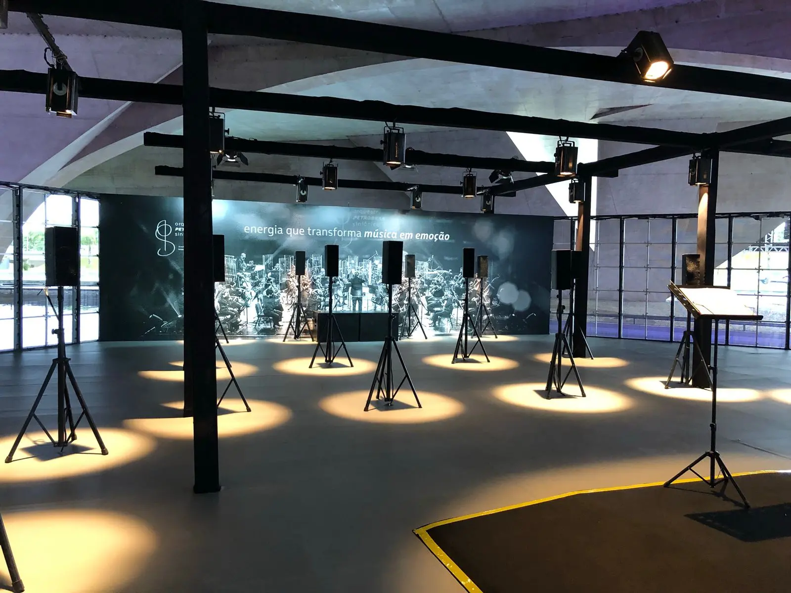 Caixas de som instaladas na sala proporcionam ao visitante a experiência de ocupar os lugares dos instrumentos em um concerto sinfônico. O percurso dura 30min e é livre para todos os públicos