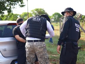 José Carlos de Santana Junior sendo preso por dois agentes da Polícia Civil em Campo Grande