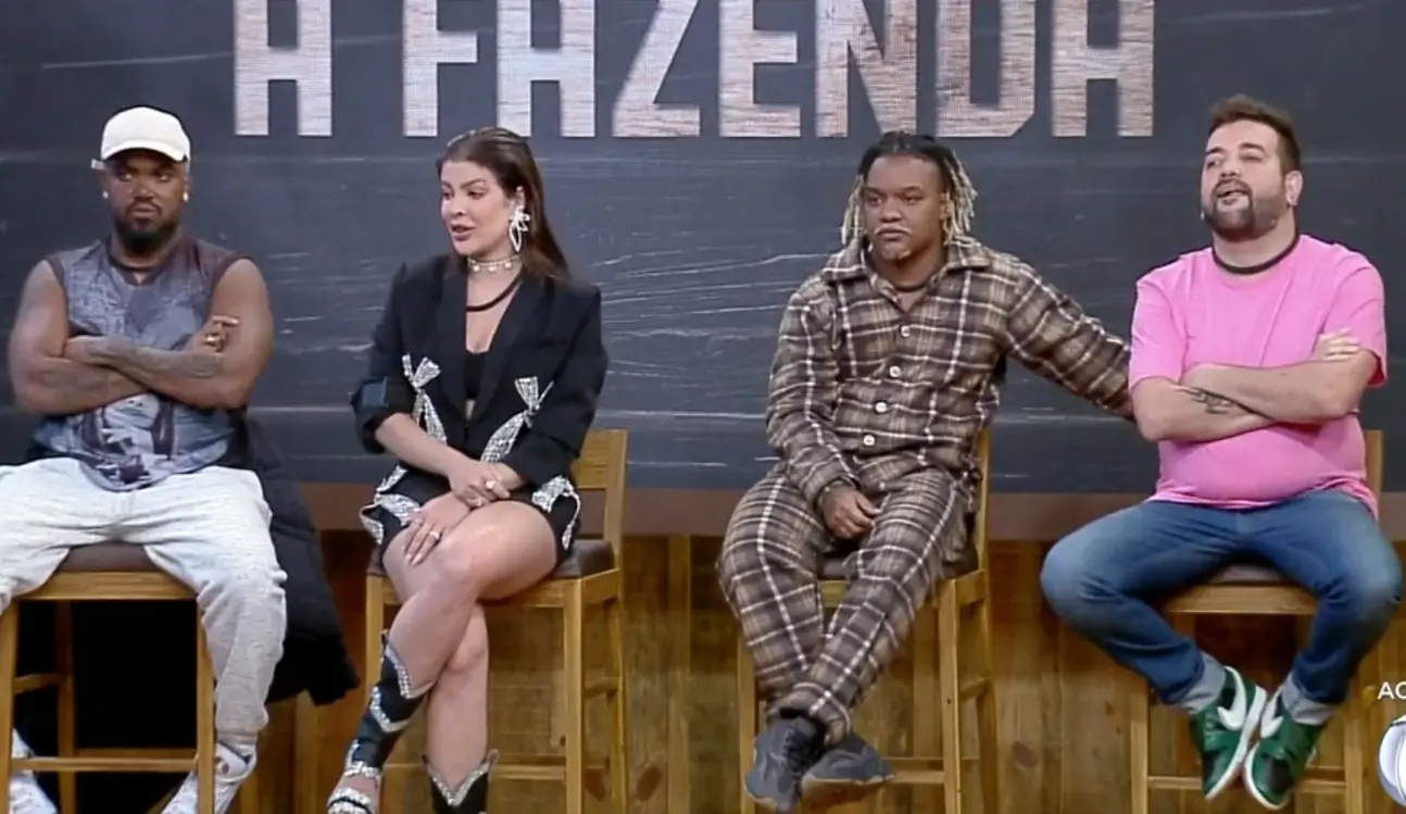 Tonzão Chagas, Jaquelline, Laranjinha e Sander, participante de A Fazenda 2023, em bancos da Roça após formação da berlinda em 3 de outubro de 2023.