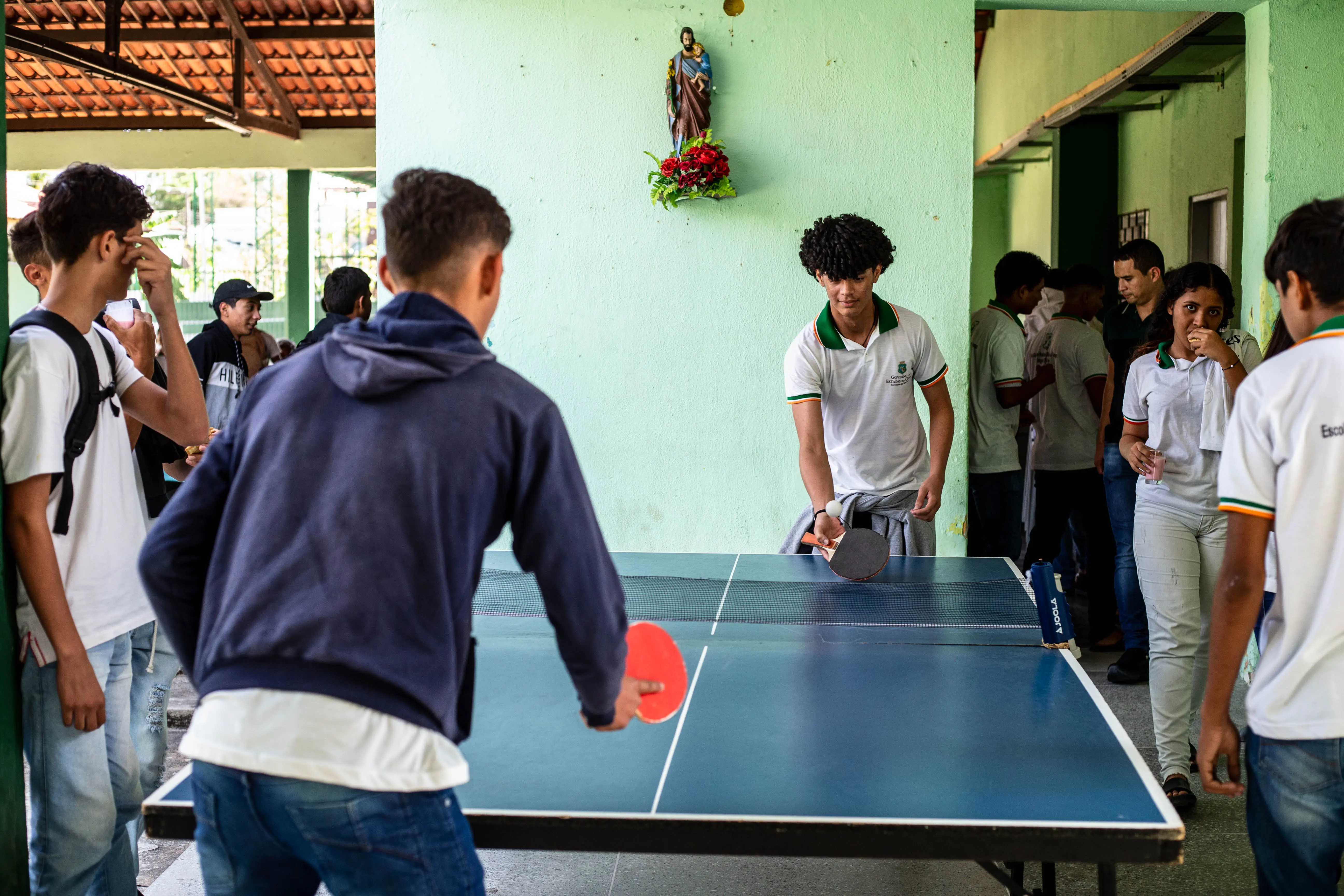 Alunos jogando pingpong