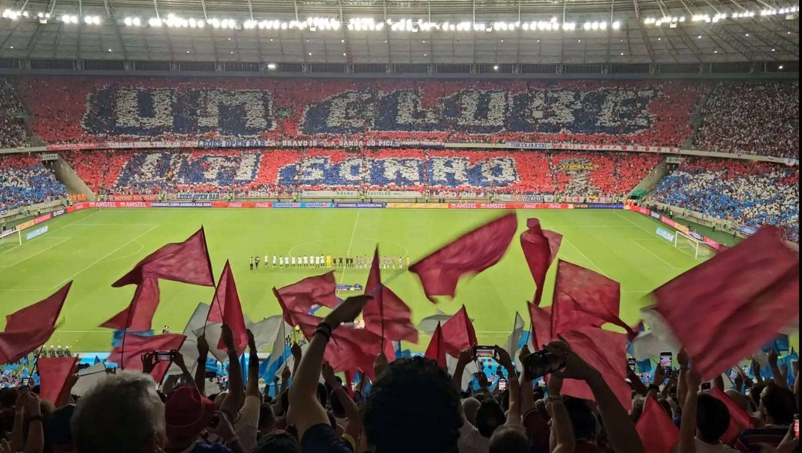 Mais de 60 mil torcedores lotaram a Arena Castelão para o duelo entre Fortaleza e Corinthians, na Sul-Americana.