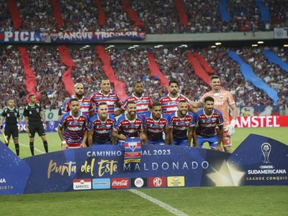 Jogadores do Fortaleza posam para foto com banner da Copa Sul-Americana