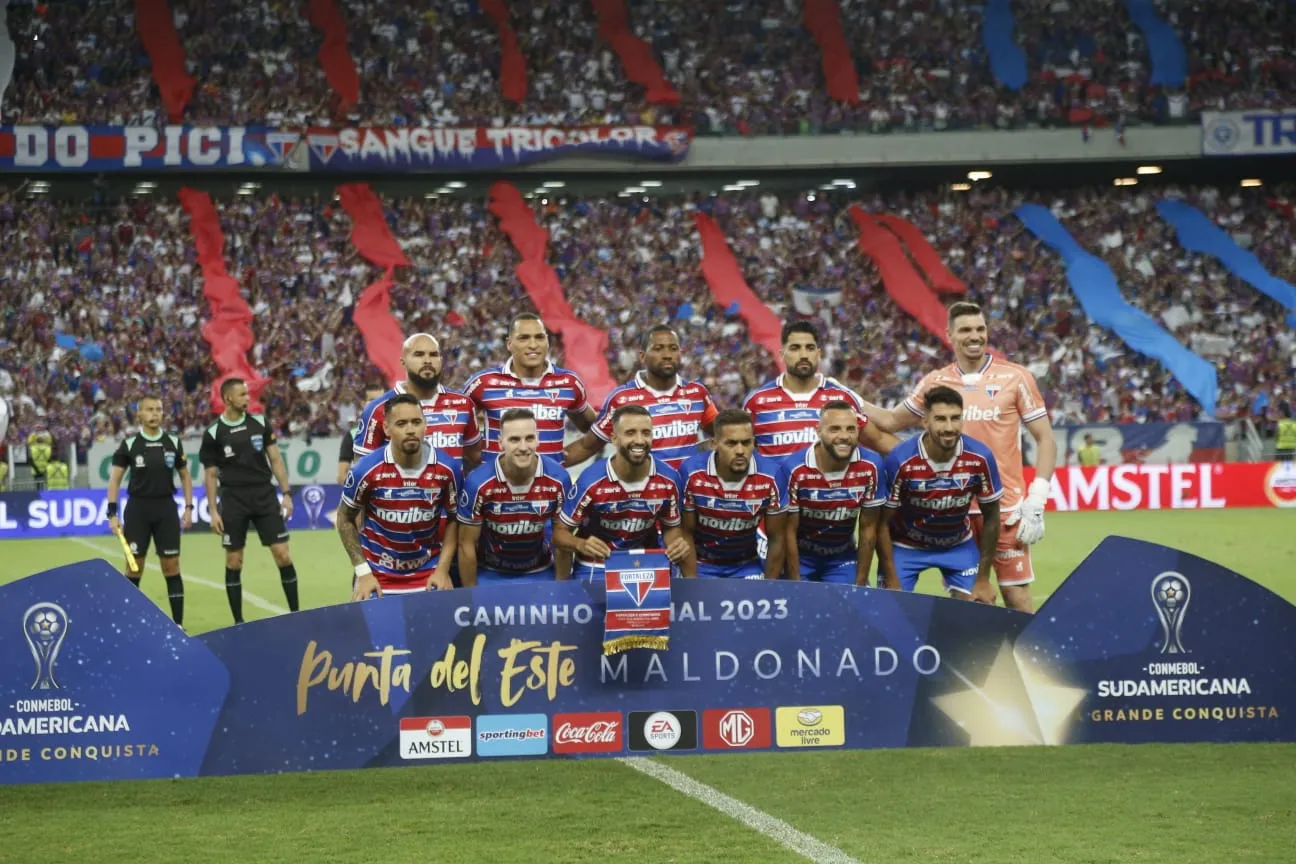 Jogadores do Fortaleza posam para foto com banner da Copa Sul-Americana