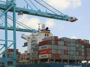 Imagem mostra conteineres sendo embarcados no Porto do Pécem